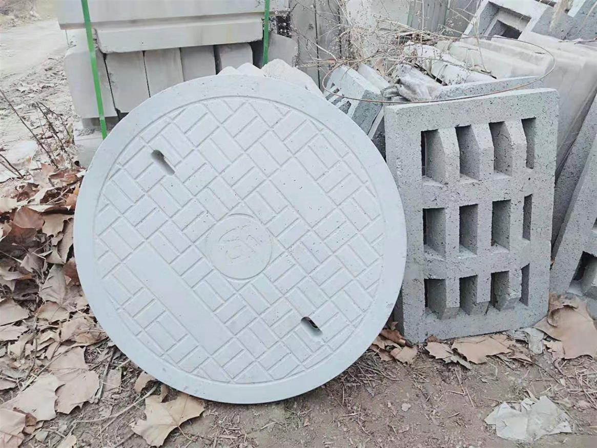 深圳街头的沉默守护者：水泥井盖