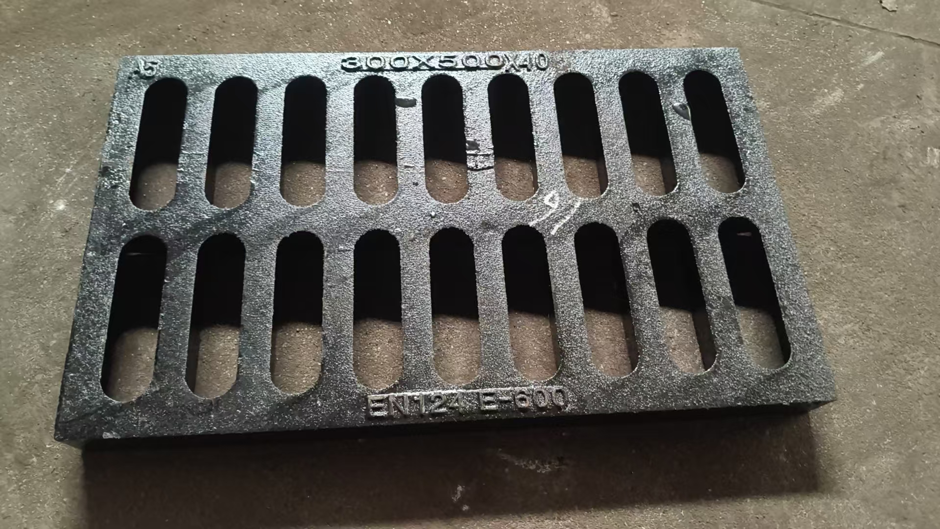 300*500*40单蓖E600井盖 重投井盖筑牢市政工程安全根基